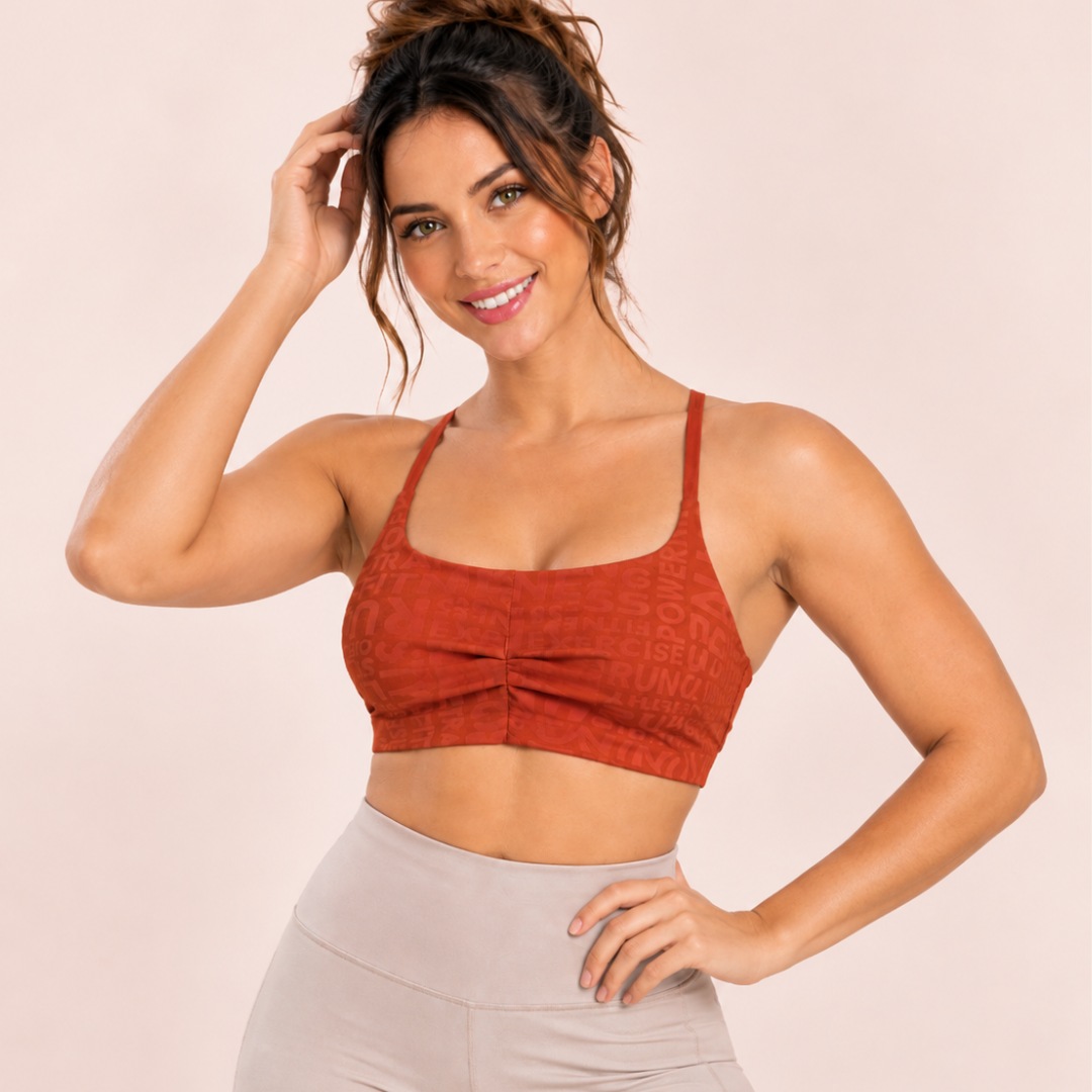 Modelo usando o Top Amanda fitness em tons terrosos